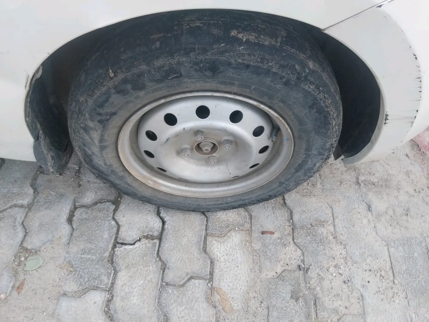 2021 Maruti Swift LXI, Petrol, Manual, 65,000 km, tyre