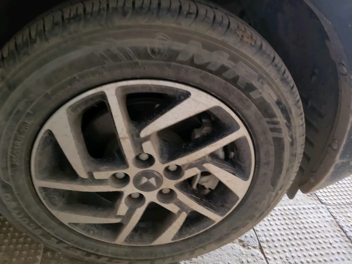 2023 Mahindra XUV300 W8 (O) 1.2 PETROL, Petrol, Manual, 20,196 km, tyre
