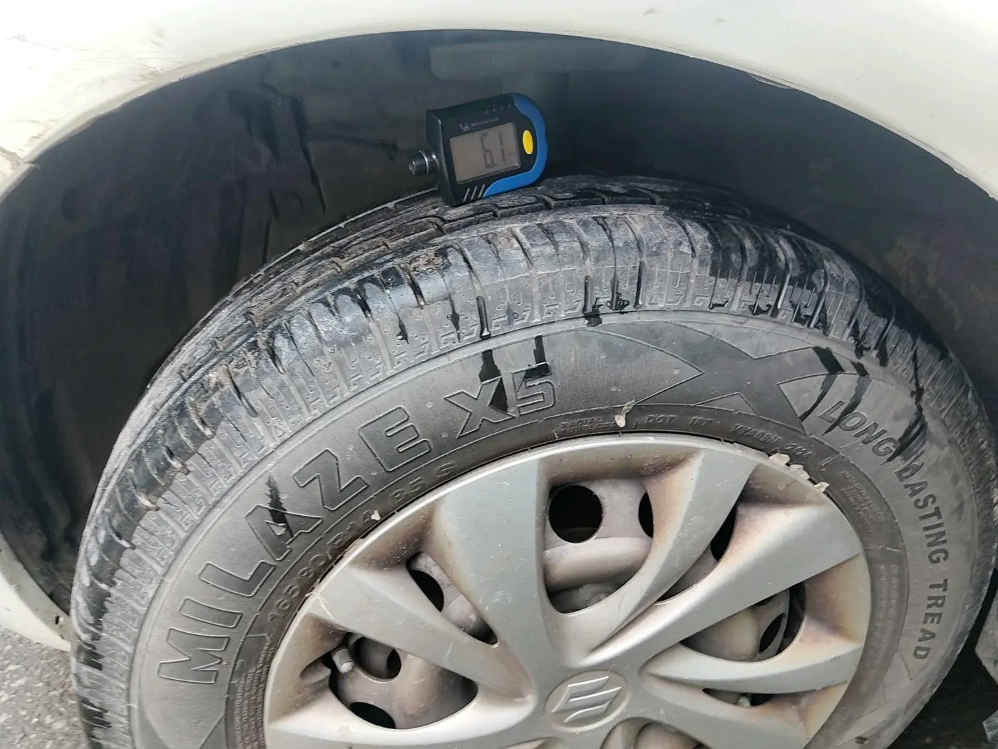 2017 Maruti Swift LXI (O), CNG, Manual, 1,21,956 km, tyre