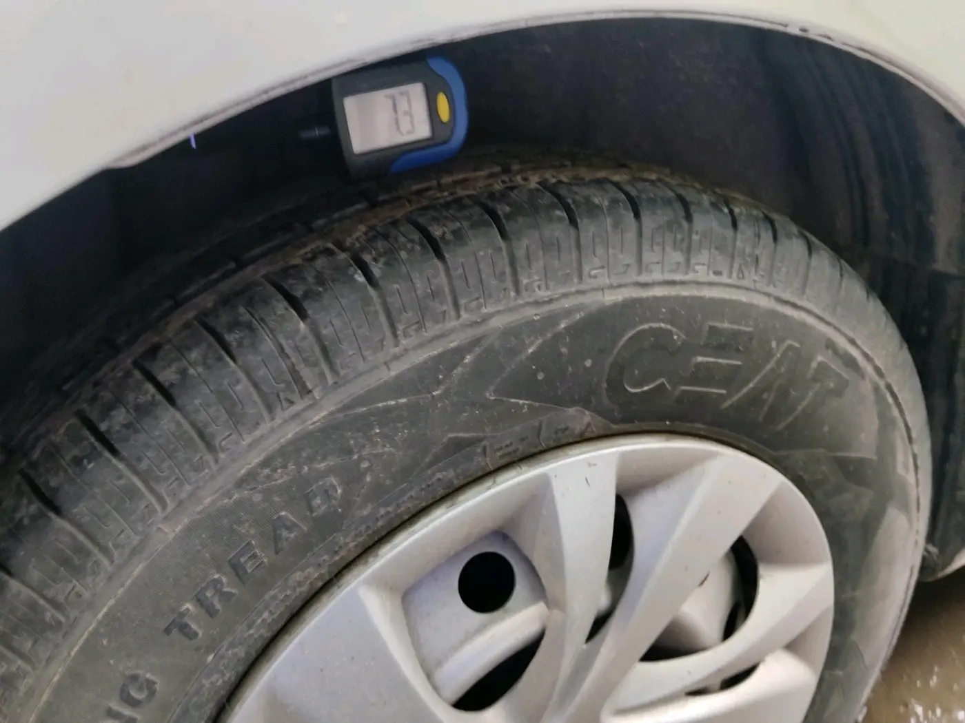 2017 Maruti Swift LXI (O), CNG, Manual, 1,21,956 km, tyre