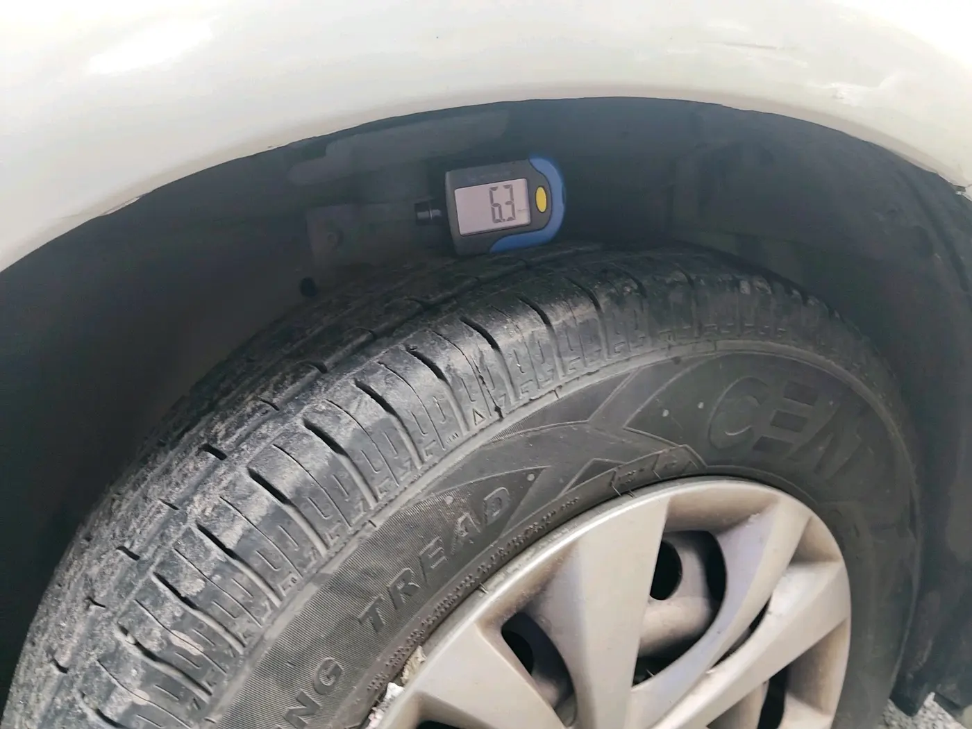 2017 Maruti Swift LXI (O), CNG, Manual, 1,21,956 km, tyre