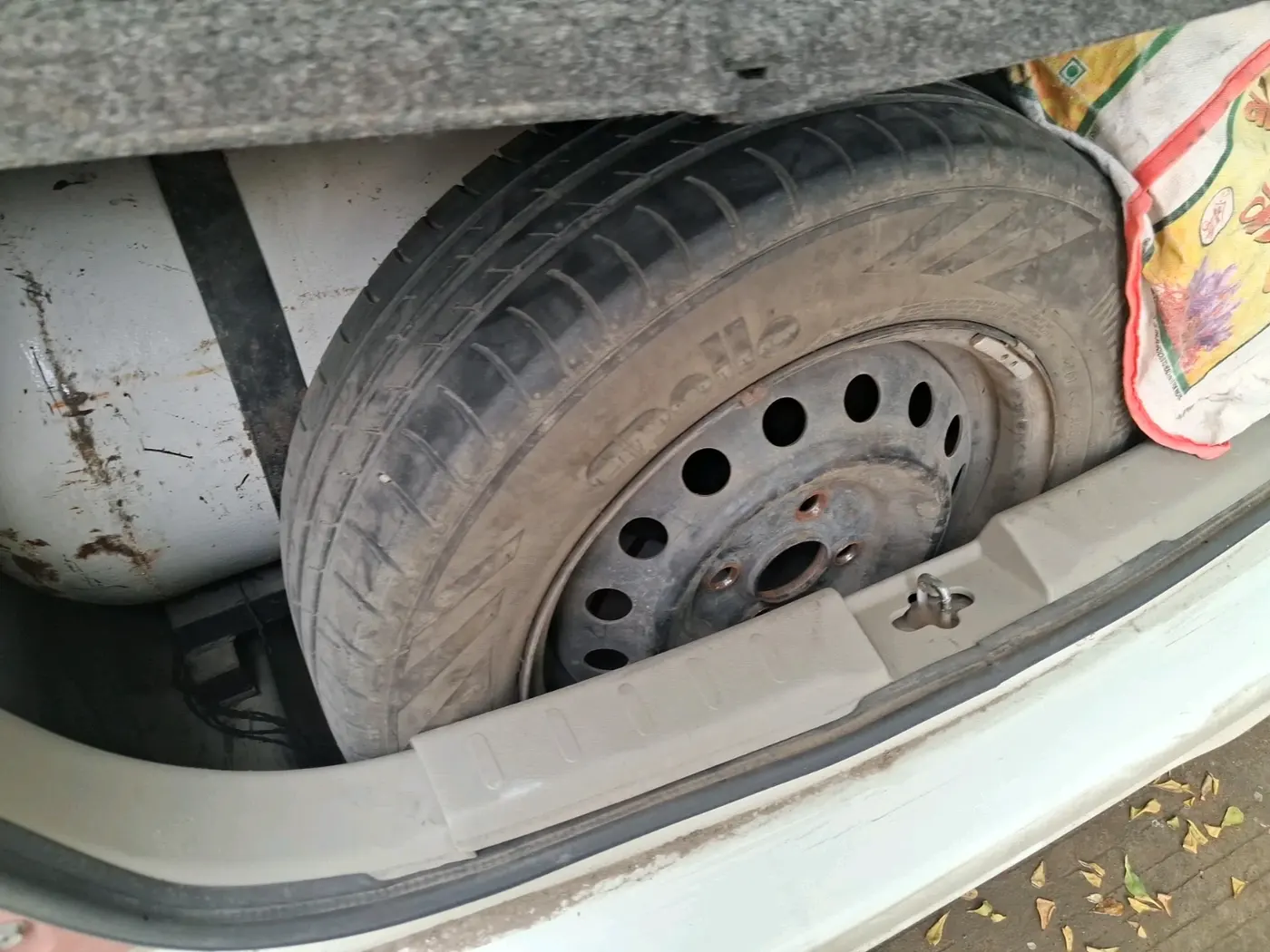 2015 Maruti Celerio VXI, CNG, Manual, 1,52,435 km, tyre