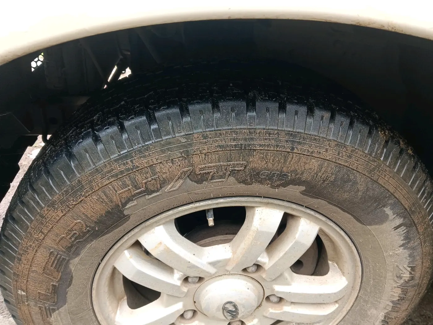 2014 Mahindra Scorpio VLX 2WD BS-III, Diesel, Manual, 1,99,396 km, tyre
