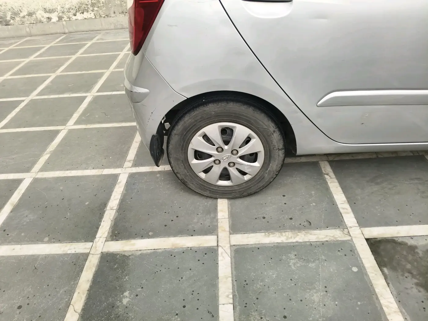 2013 Hyundai i10 SPORTZ 1.2 AT, Petrol, Automatic, 80,000 km, tyre