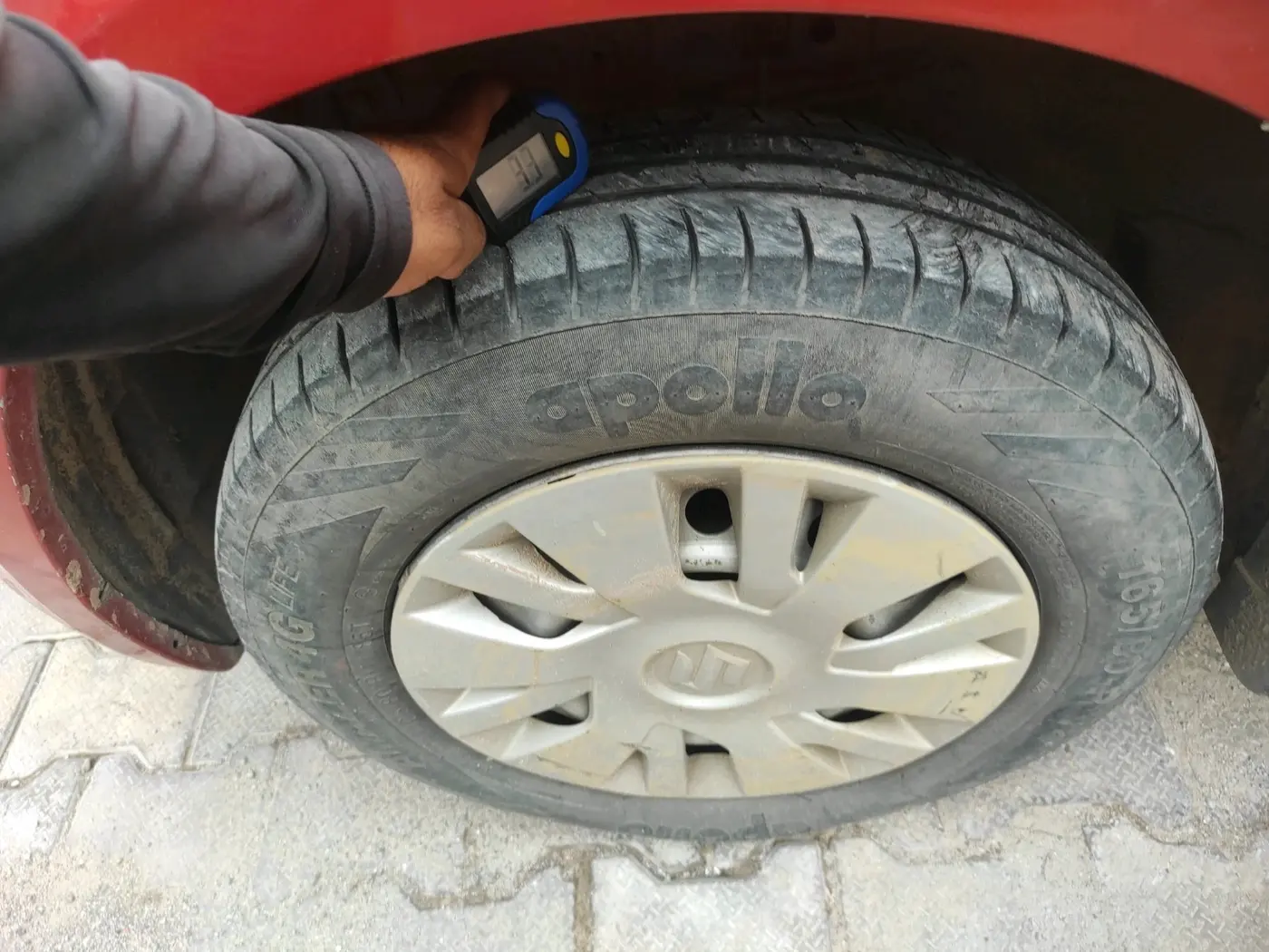 2011 Maruti Swift LXI, Petrol, Manual, 1,03,405 km, tyre