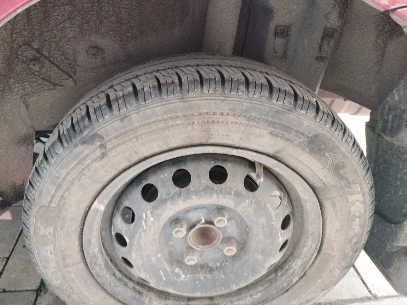 2011 Toyota Etios G, CNG, Manual, 1,36,929 km, tyre
