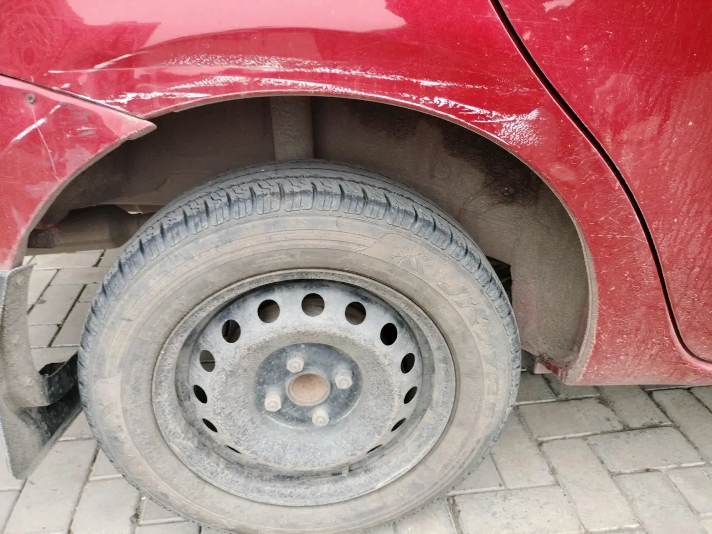 2011 Toyota Etios G, CNG, Manual, 1,36,929 km, tyre