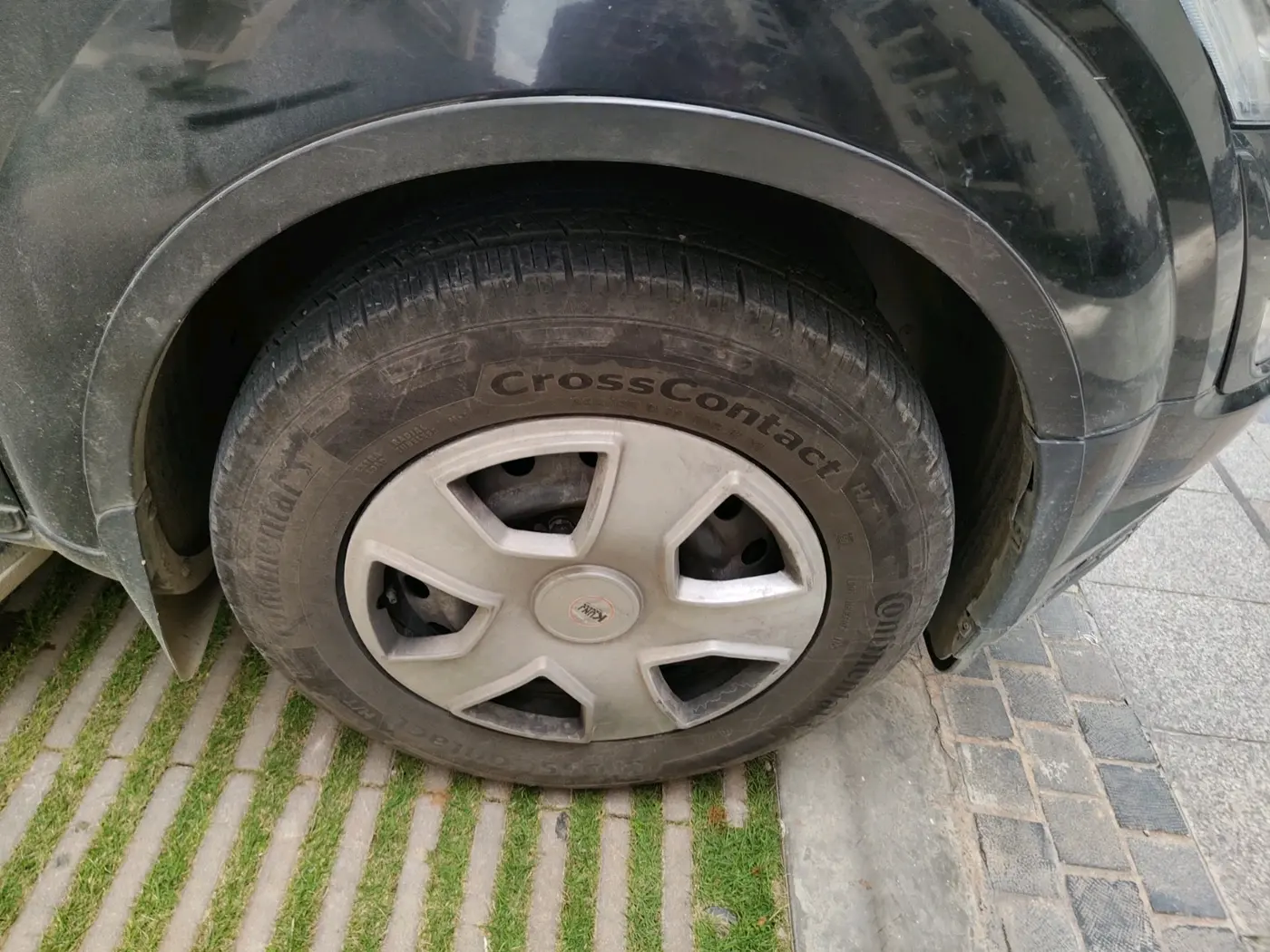 2017 Mahindra XUV500 W6, Diesel, Manual, 1,46,760 km, tyre