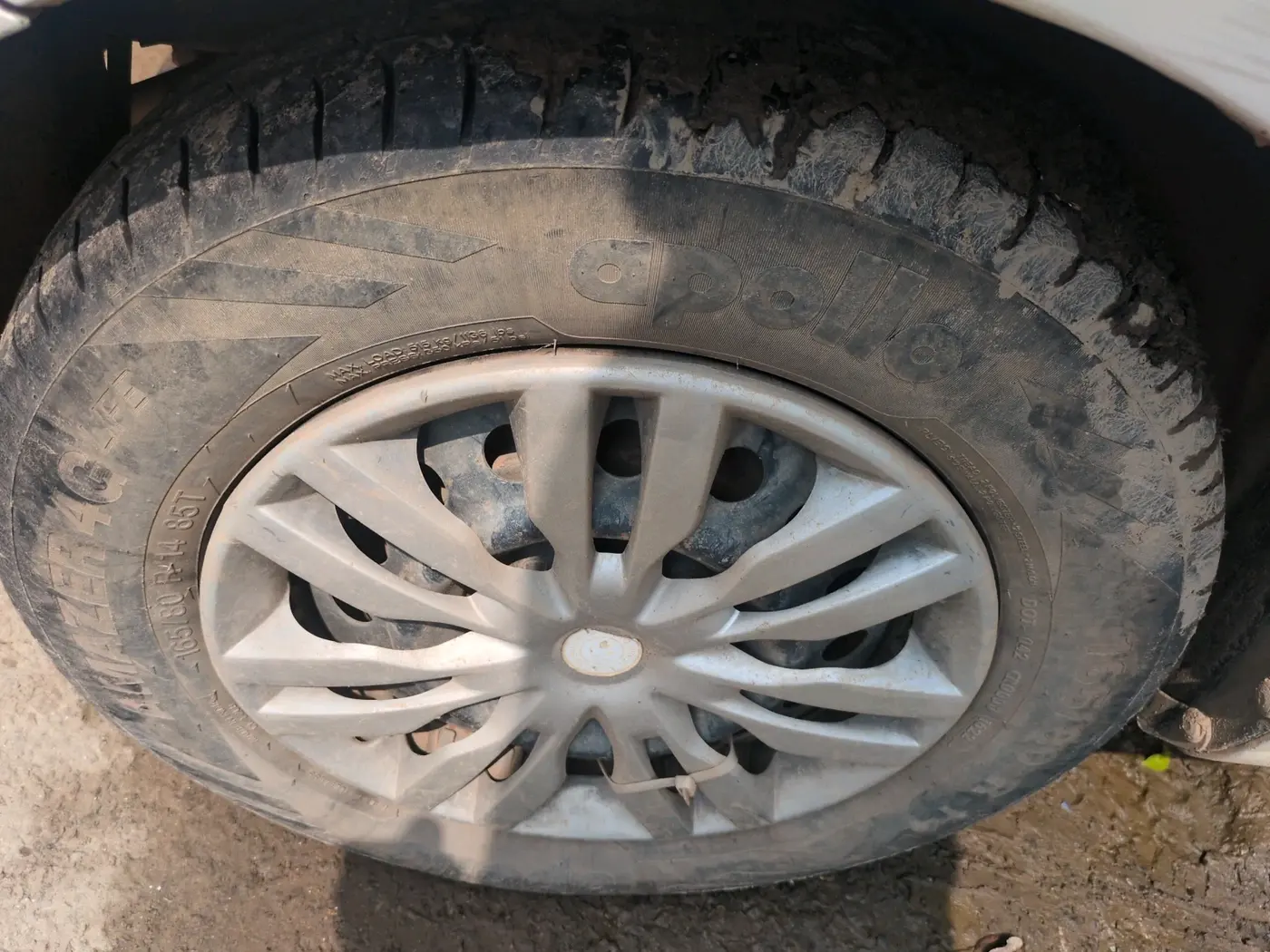 2015 Maruti Swift LXI, CNG, Manual, 84,545 km, tyre