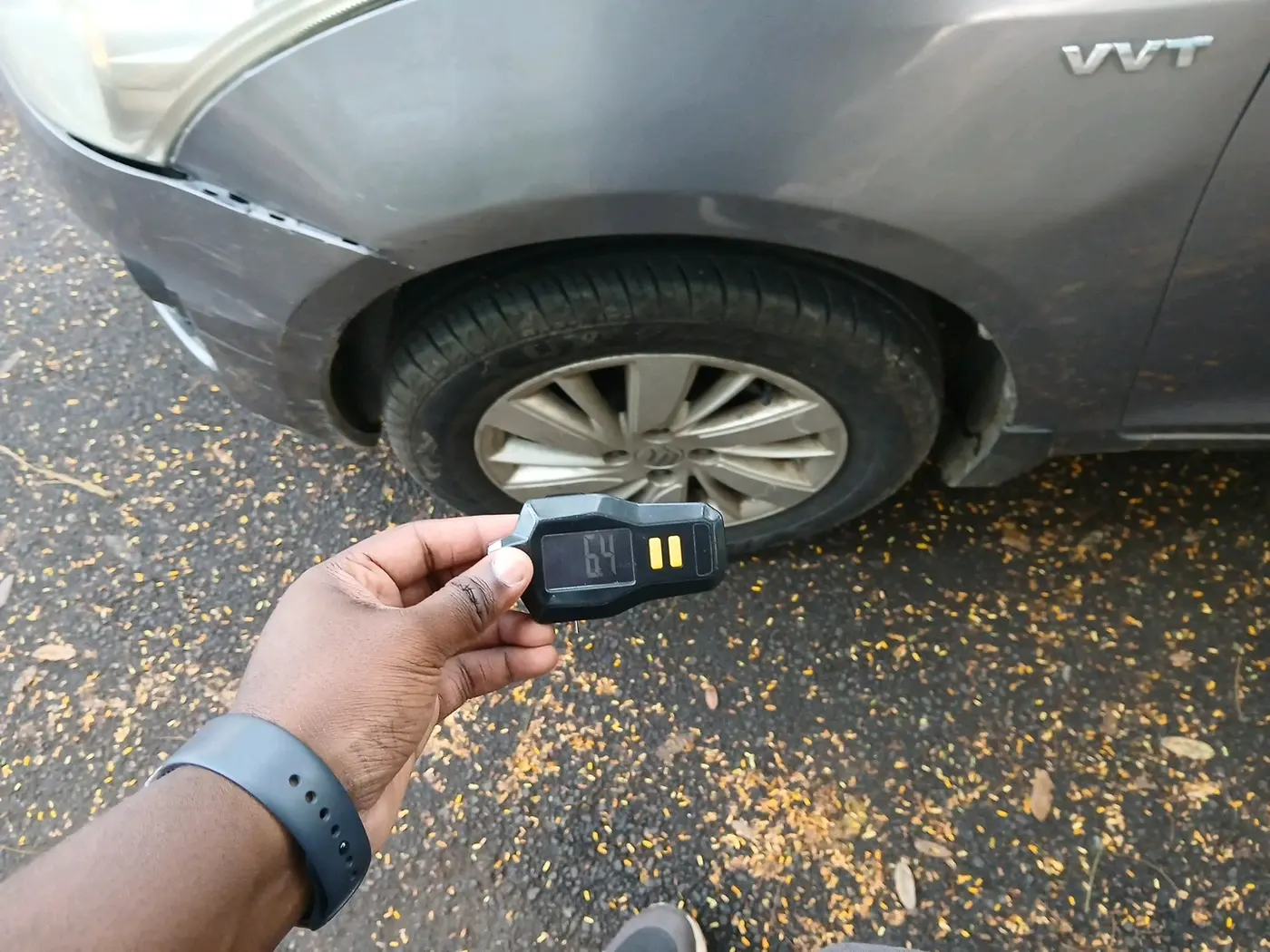 2015 Maruti Swift ZXI, Petrol, Manual, 1,05,858 km, tyre