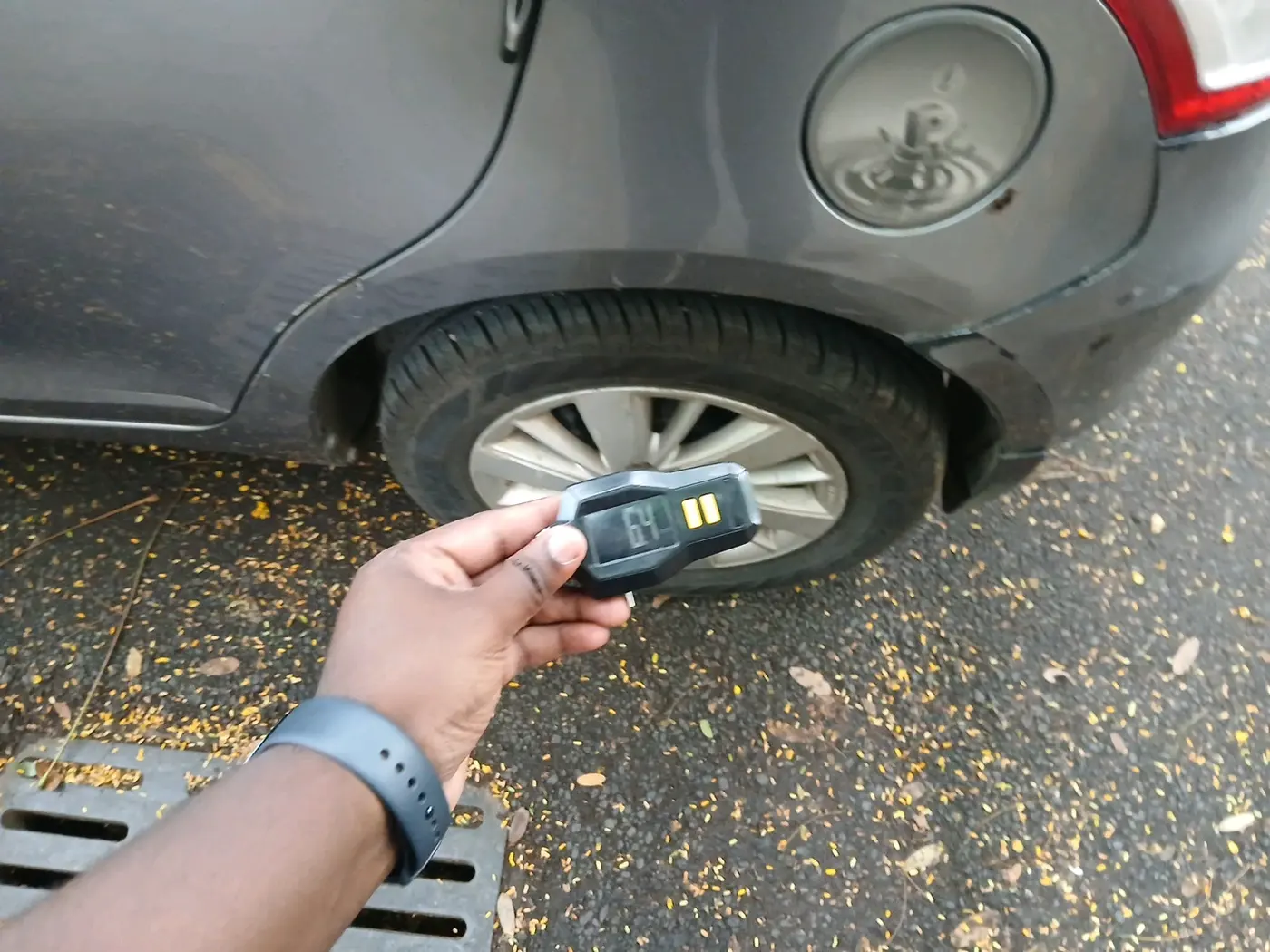 2015 Maruti Swift ZXI, Petrol, Manual, 1,05,858 km, tyre
