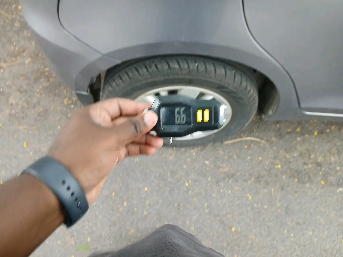 2015 Maruti Swift ZXI, Petrol, Manual, 1,05,858 km, tyre