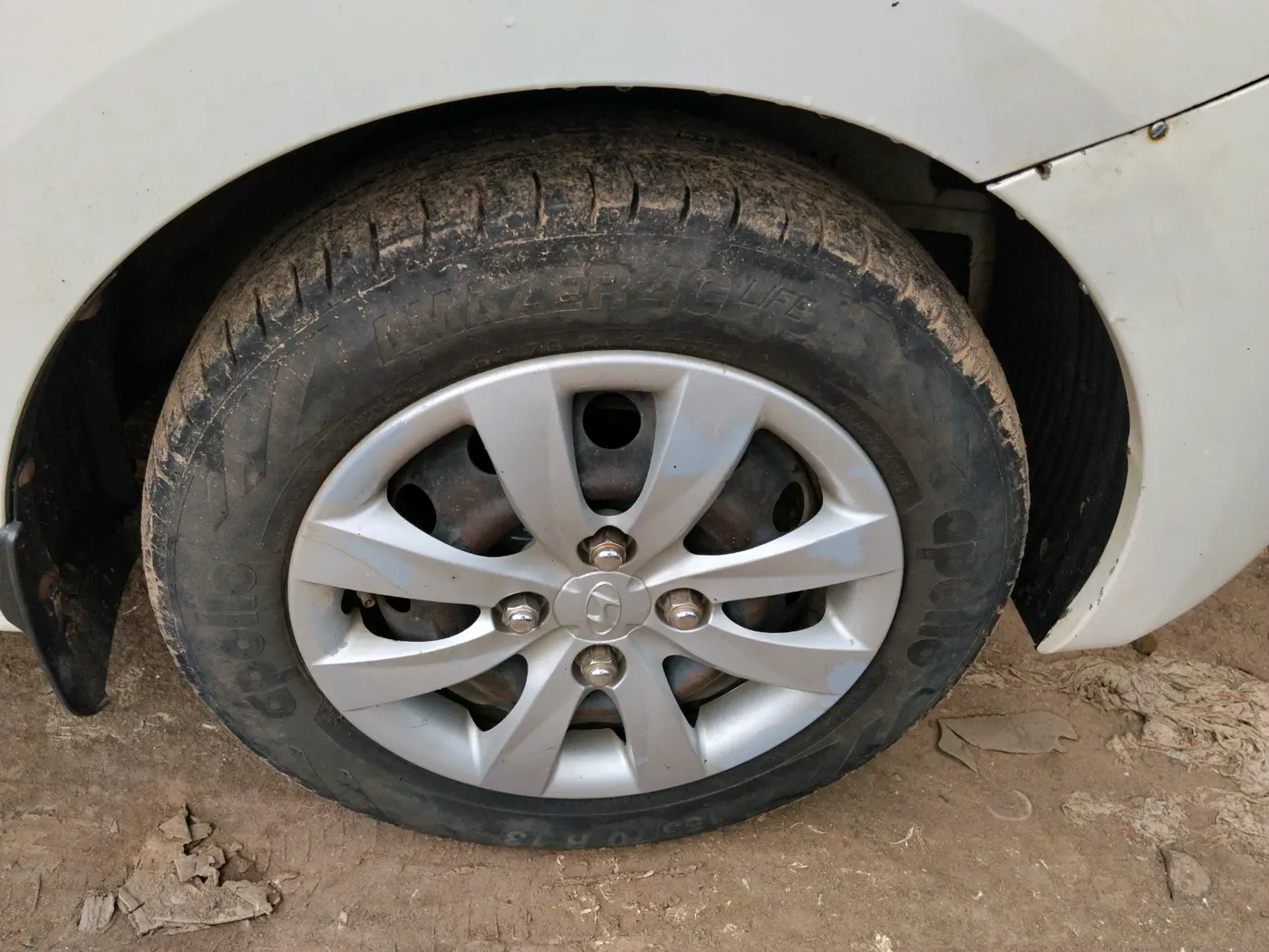 2012 Hyundai Eon MAGNA + LPG, Petrol, Manual, 1,87,254 km, tyre