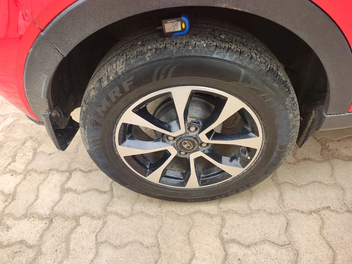 2020 Tata NEXON XZA PLUS PETROL DUAL TONE, Petrol, Automatic, 1,02,719 km, tyre