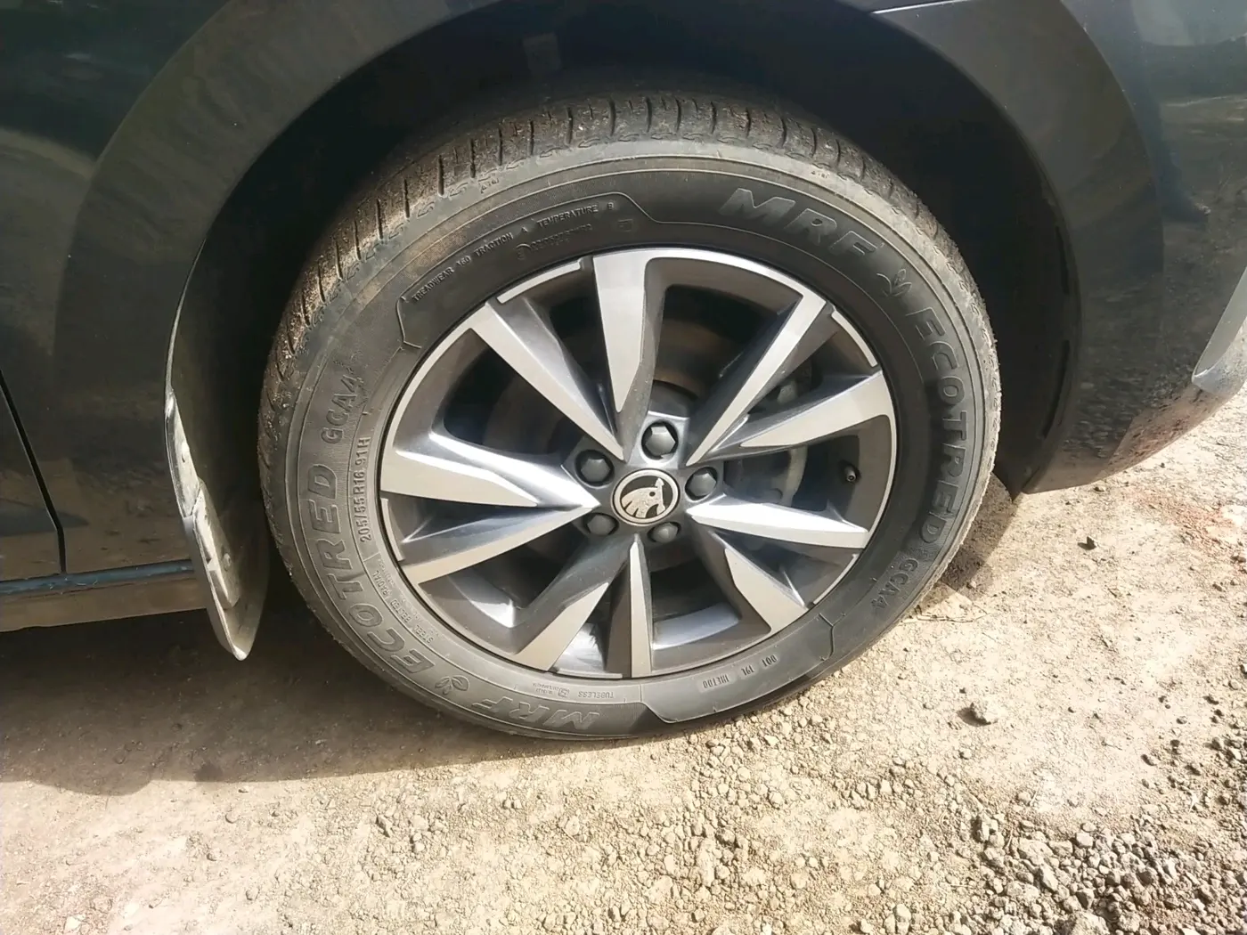 2025 Skoda SLAVIA STYLE 1.0L TSI MT, Petrol, Manual, 29,692 km, tyre