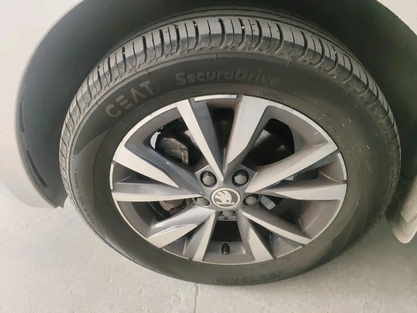 2024 Skoda SLAVIA STYLE 1.0L TSI AT, Petrol, Automatic, 11,432 km, tyre