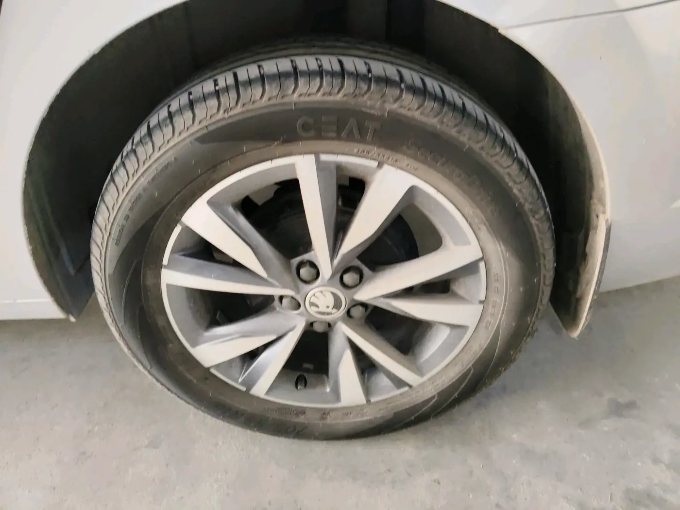 2024 Skoda SLAVIA STYLE 1.0L TSI AT, Petrol, Automatic, 11,432 km, tyre