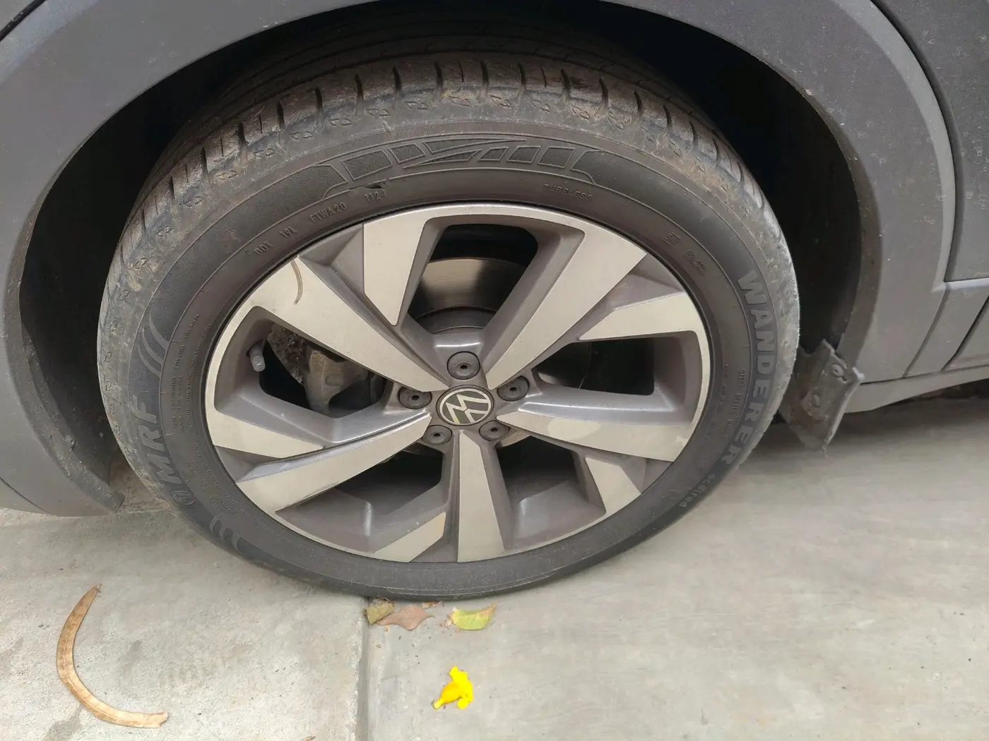 2024 Volkswagen TAIGUN TOPLINE 1.0 TSI AT, Petrol, Automatic, 38,379 km, tyre