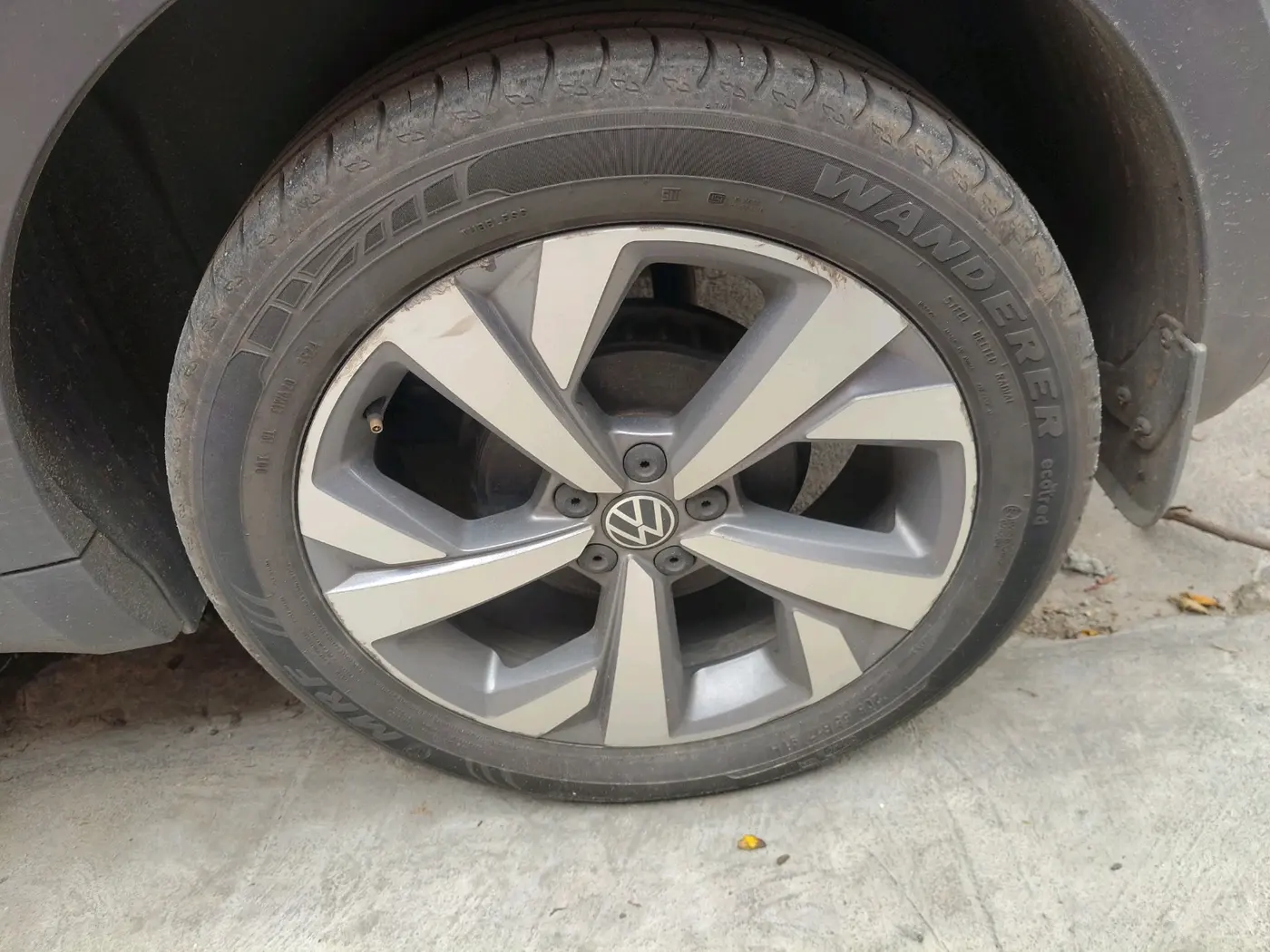 2024 Volkswagen TAIGUN TOPLINE 1.0 TSI AT, Petrol, Automatic, 38,379 km, tyre