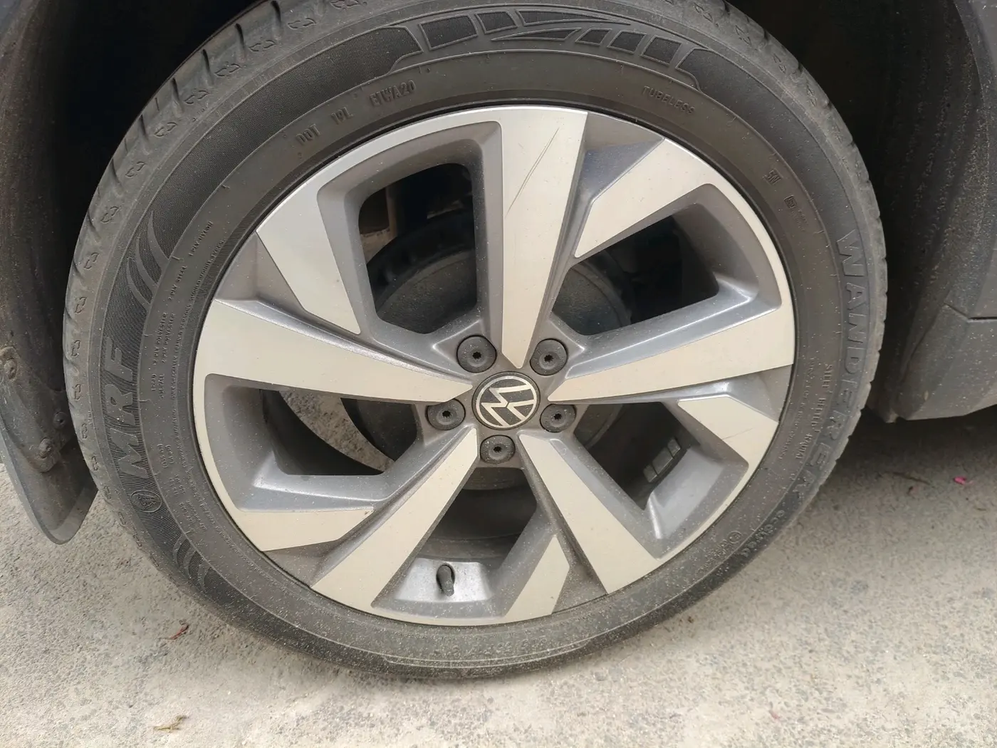 2024 Volkswagen TAIGUN TOPLINE 1.0 TSI AT, Petrol, Automatic, 38,379 km, tyre