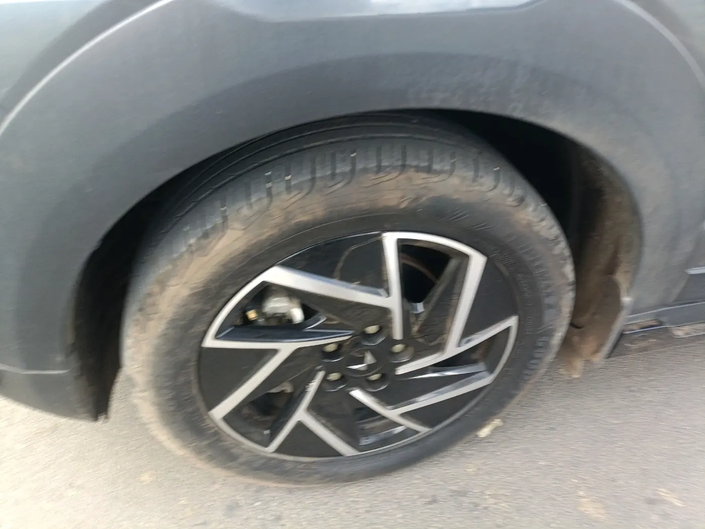 2024 Mahindra XUV 3XO AX7L 1.2 Petrol AT, Petrol, Automatic, 26,695 km, tyre