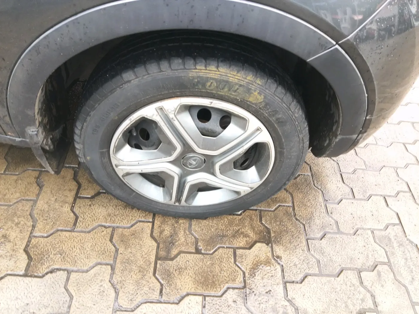 2018 Tata NEXON XM PETROL, Petrol, Manual, 1,16,003 km, tyre