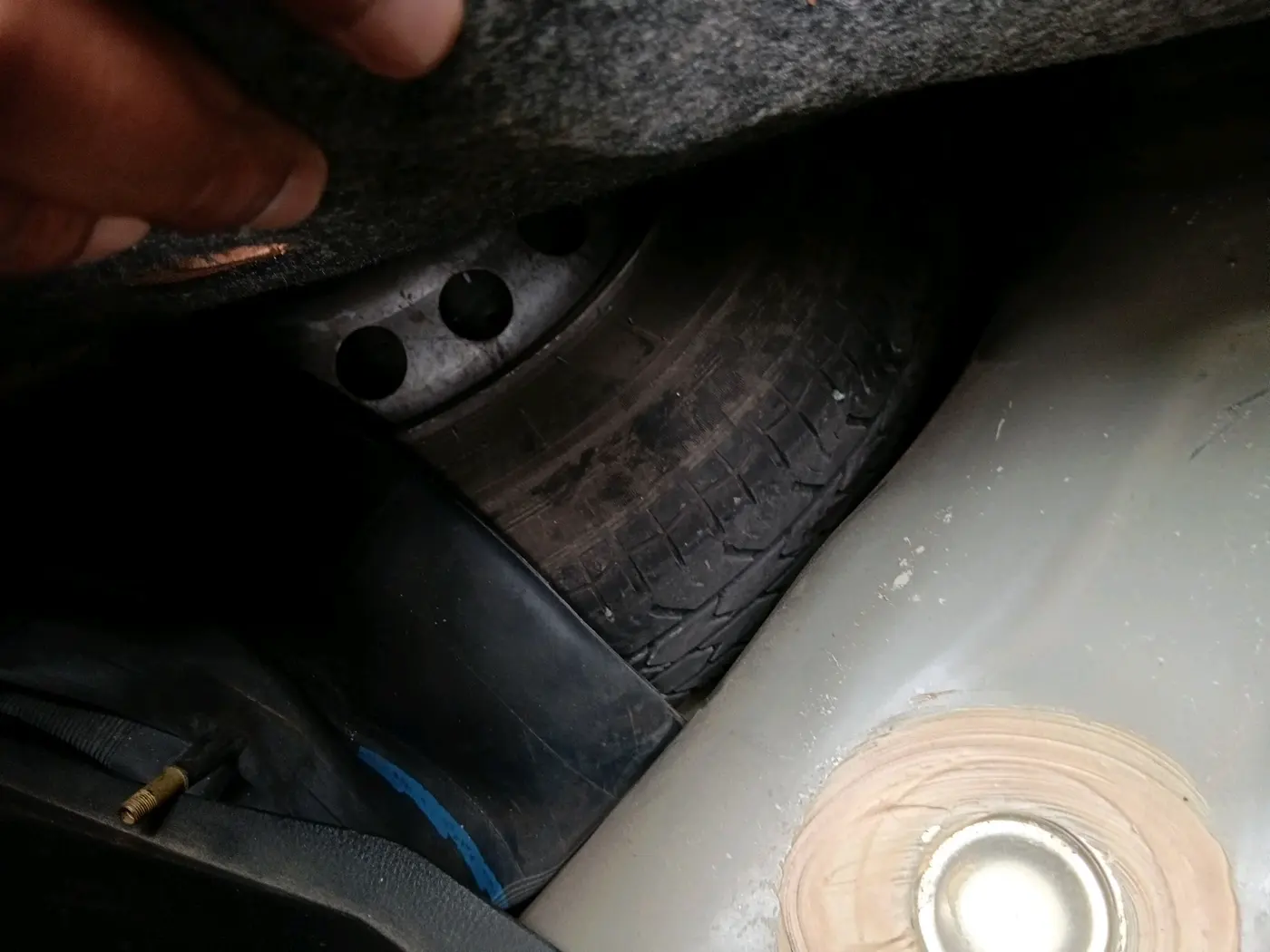 2017 Maruti Swift LXI (O), Petrol, Manual, 87,712 km, tyre