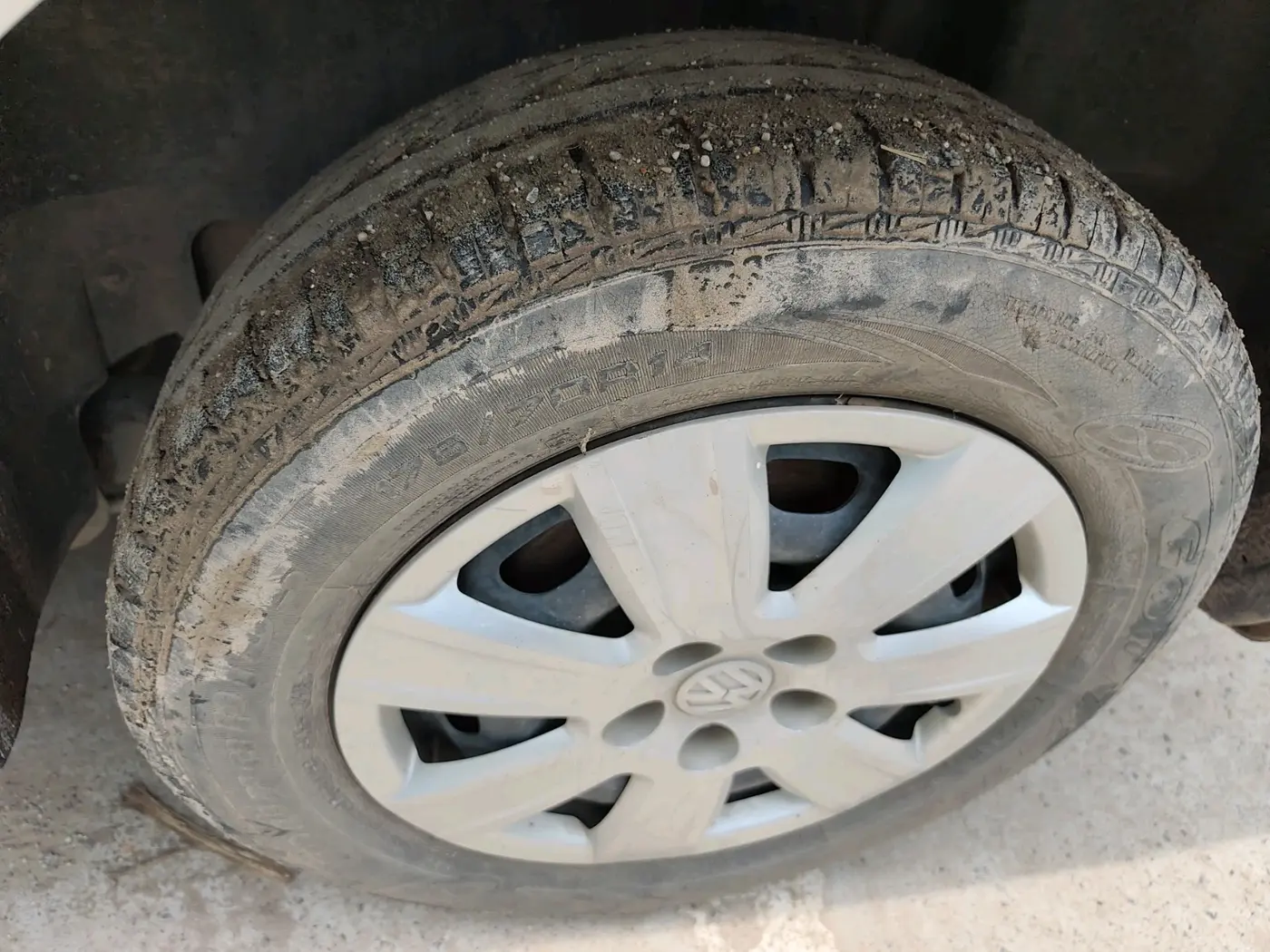 2012 Volkswagen Vento TRENDLINE 1.6, Petrol, Manual, 66,917 km, tyre