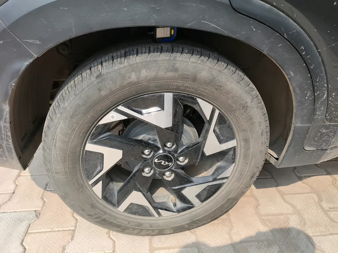 2025 KIA SONET HTK PLUS 1.2 PETROL MT, Petrol, Manual, 7,455 km, tyre