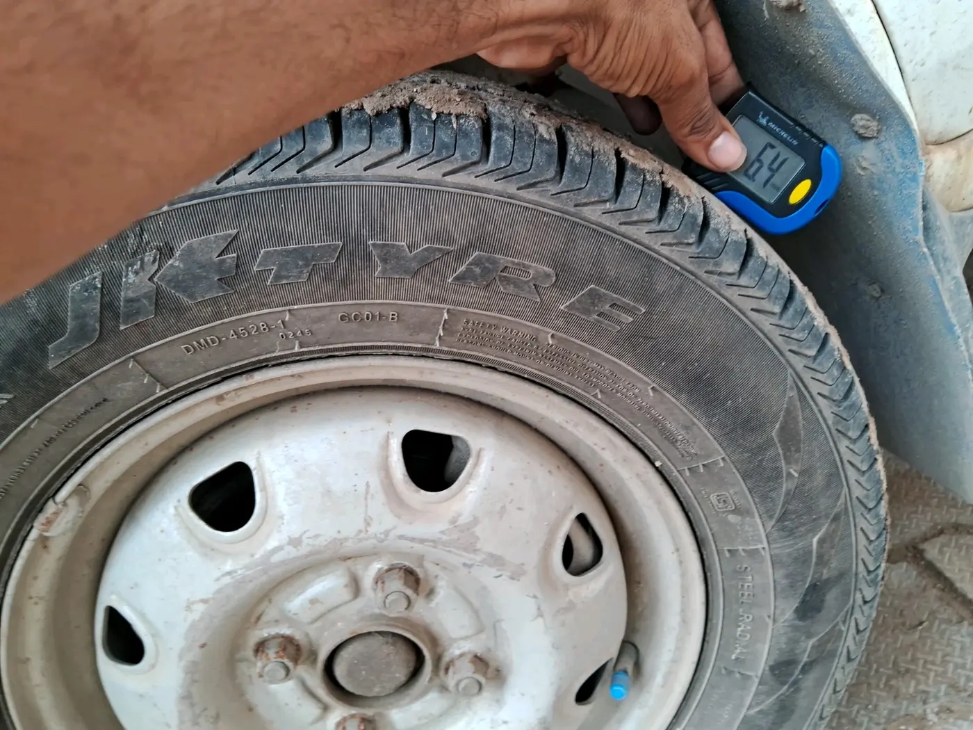 2015 Maruti Eeco 5 STR, Petrol, Manual, 1,21,488 km, tyre