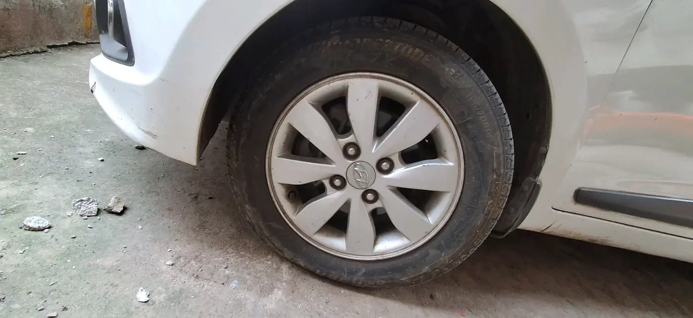 2015 Hyundai Xcent SX 1.2, Petrol, Manual, 1,08,861 km, tyre