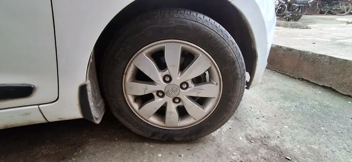 2015 Hyundai Xcent SX 1.2, Petrol, Manual, 1,08,861 km, tyre