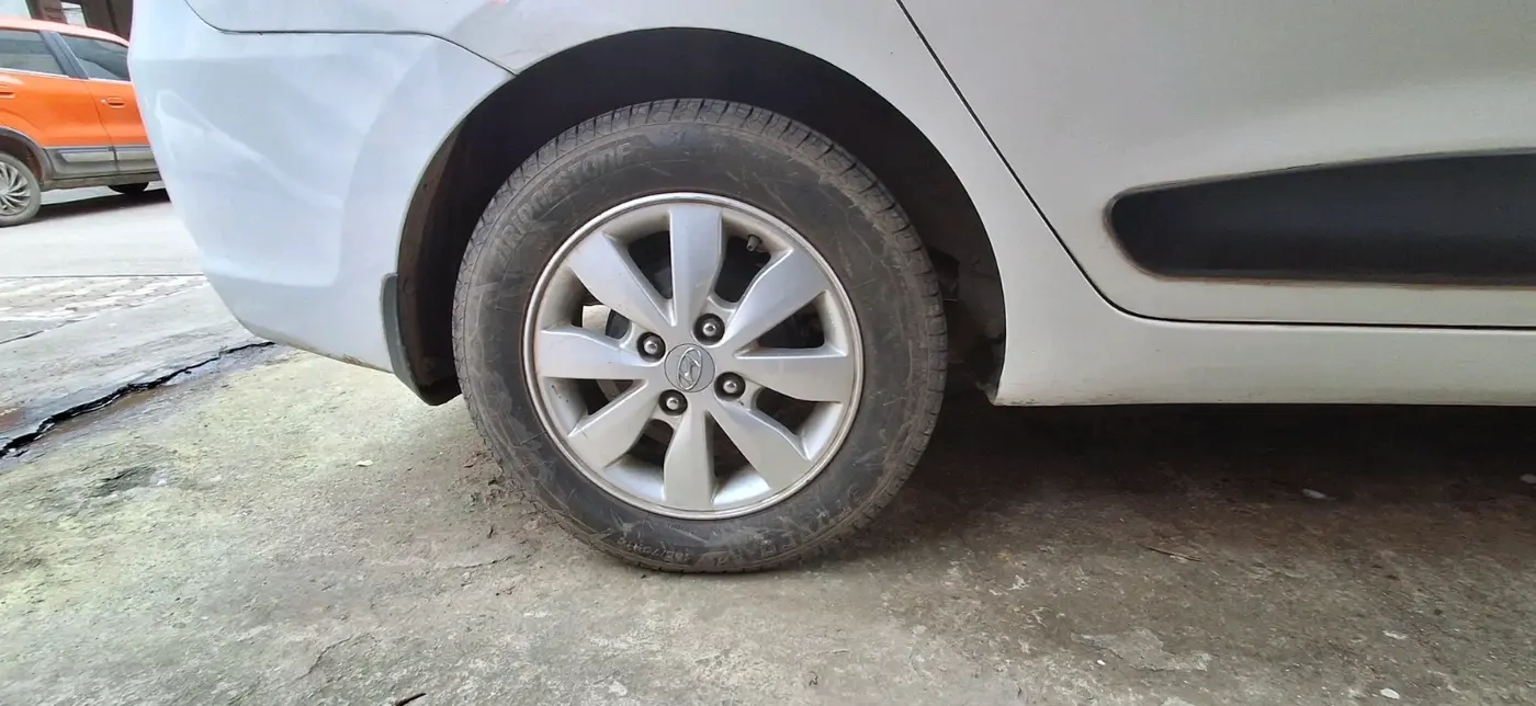 2015 Hyundai Xcent SX 1.2, Petrol, Manual, 1,08,861 km, tyre