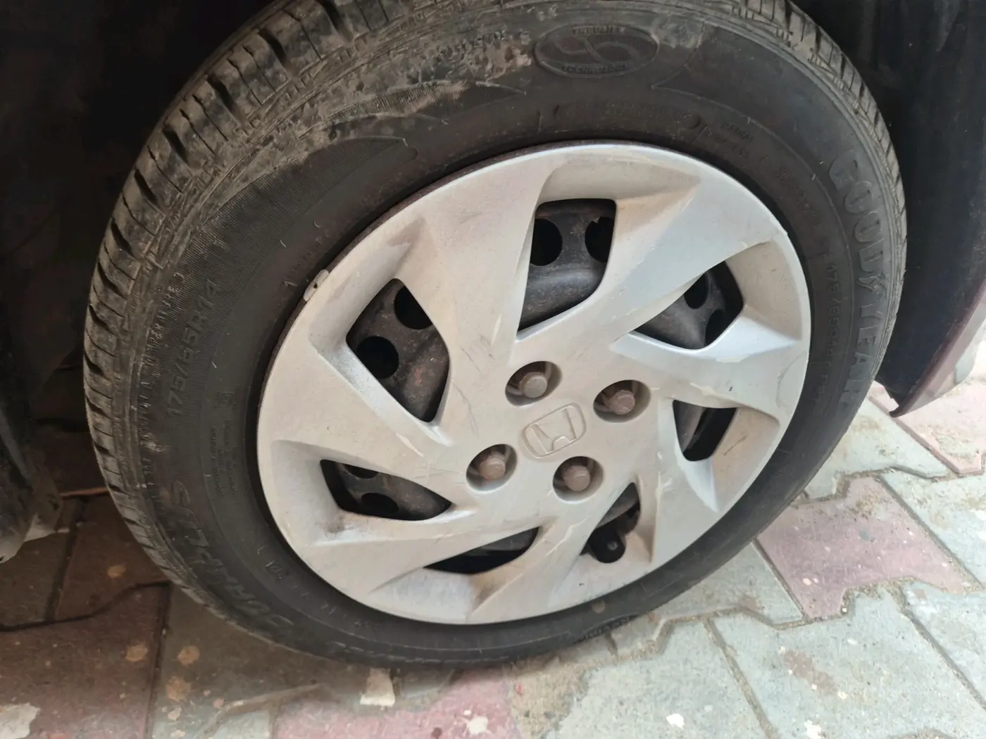 2013 Honda Amaze 1.5L I-DTEC S, Diesel, Manual, 1,03,903 km, tyre
