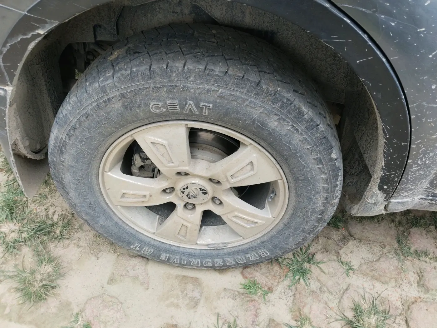 2012 Mahindra XUV500 W8, Diesel, Manual, 2,02,016 km, tyre