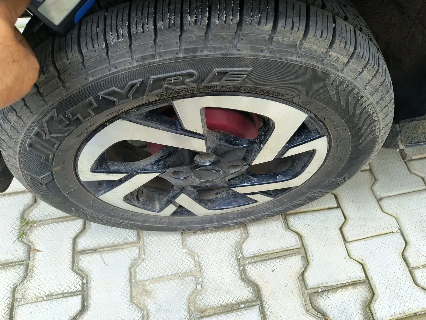 2021 Nissan MAGNITE XE, CNG, Manual, 77,089 km, tyre
