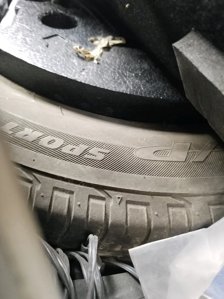 2020 Mahindra XUV300 W6 1.2 PETROL, Petrol, Manual, 40,579 km, tyre