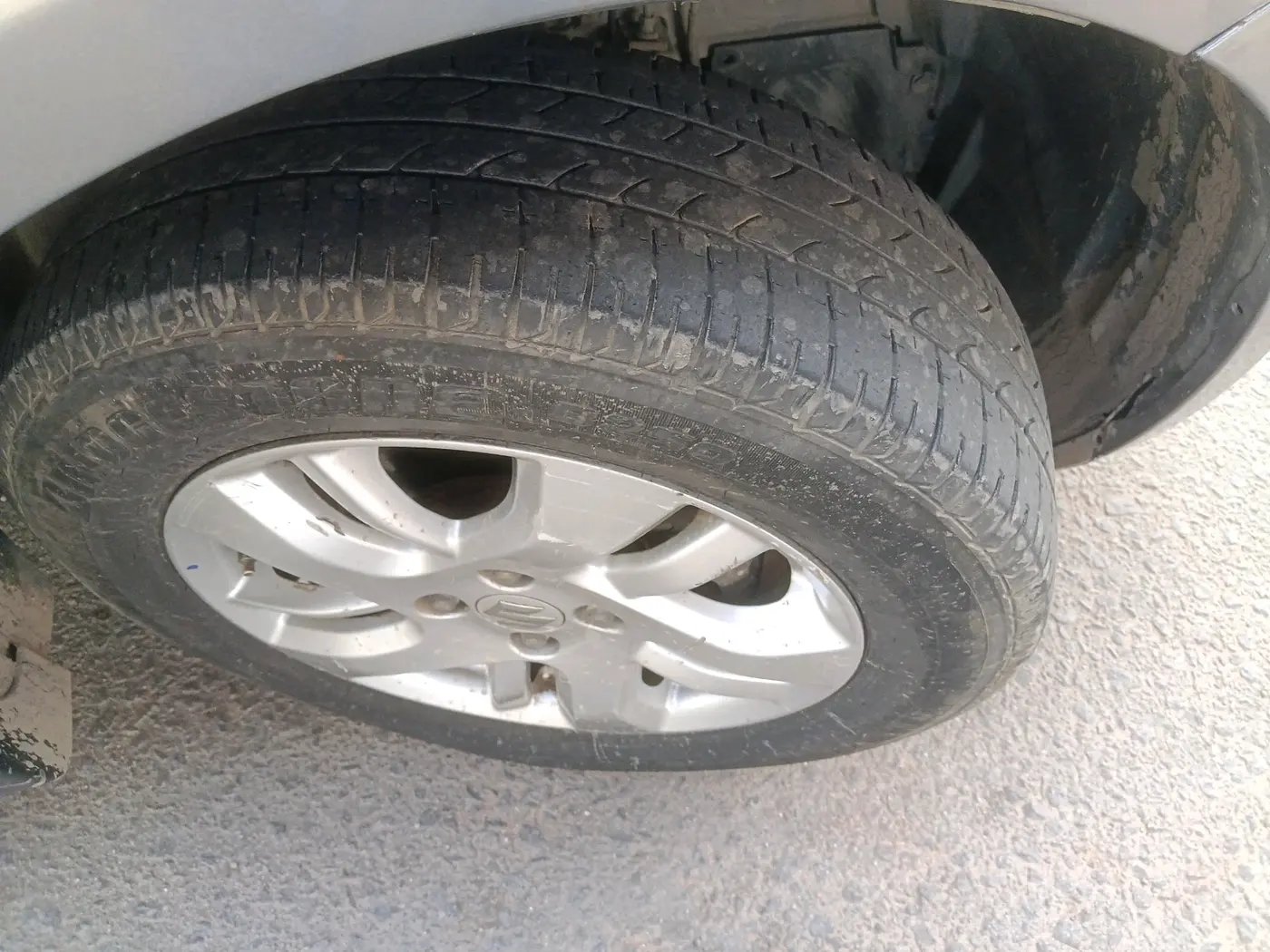 2014 Maruti Swift Dzire ZXI, Petrol, Manual, 1,62,451 km, tyre