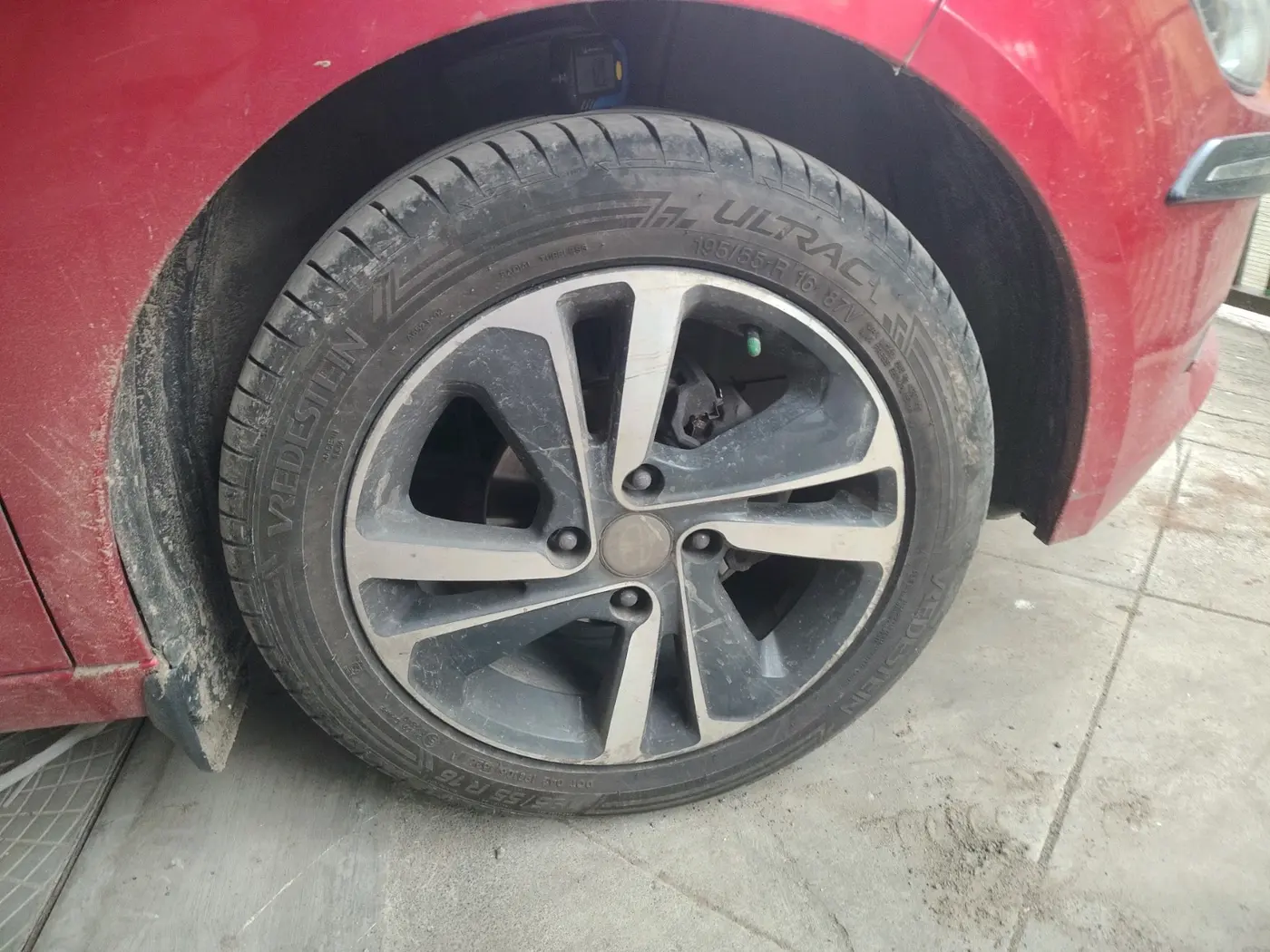 2020 Tata ALTROZ XZ PETROL, Petrol, Manual, 73,176 km, tyre