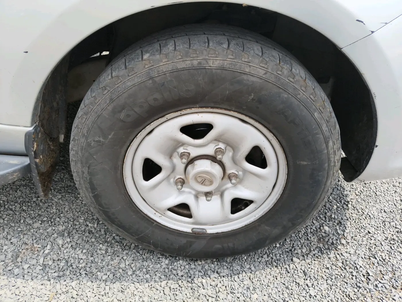 2015 Tata Safari Storme 2.2 EX 4X2, Diesel, Manual, 1,27,588 km, tyre