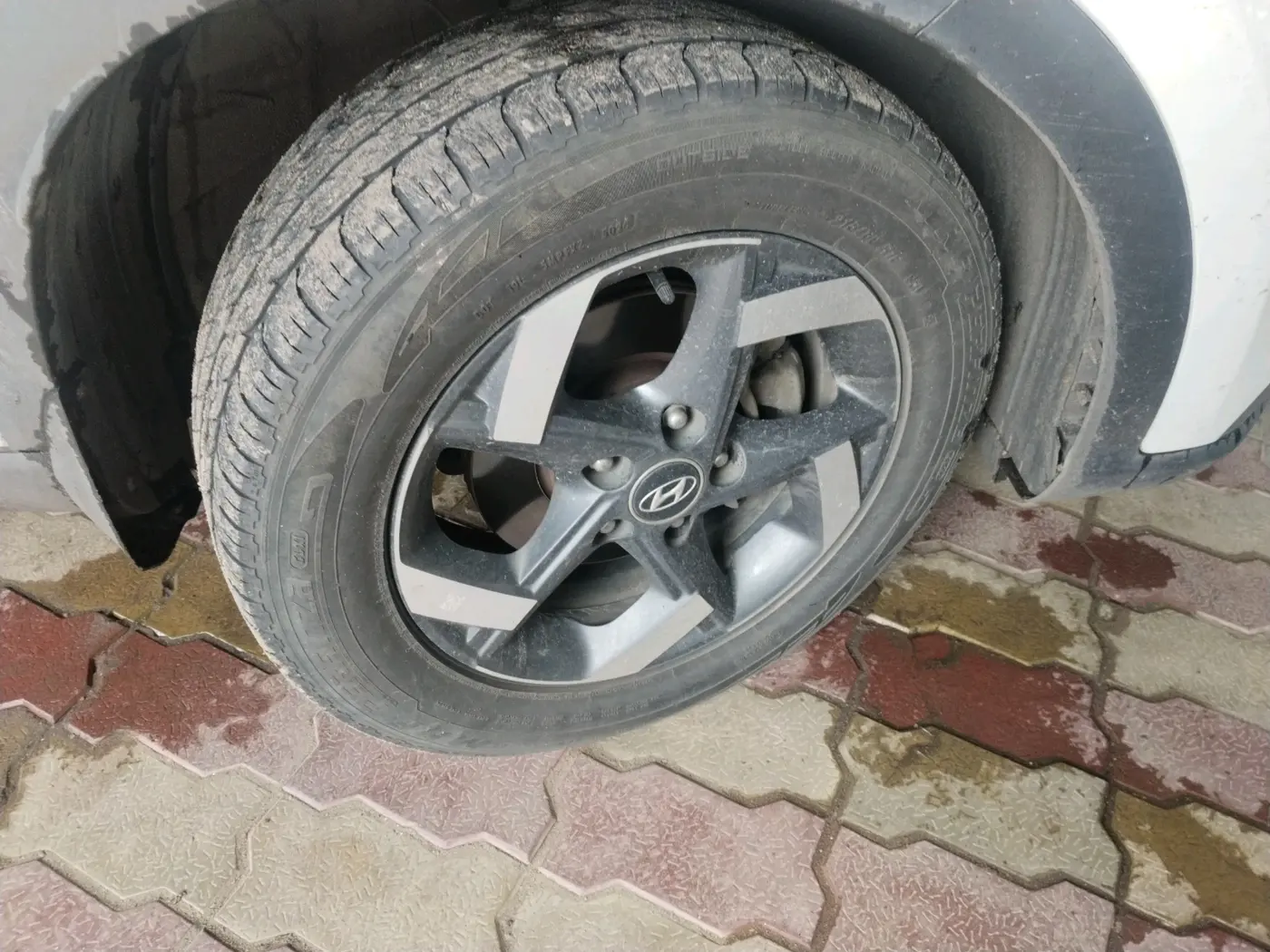 2020 Hyundai VENUE SX 1.5 CRDI, Diesel, Manual, 1,17,034 km, tyre