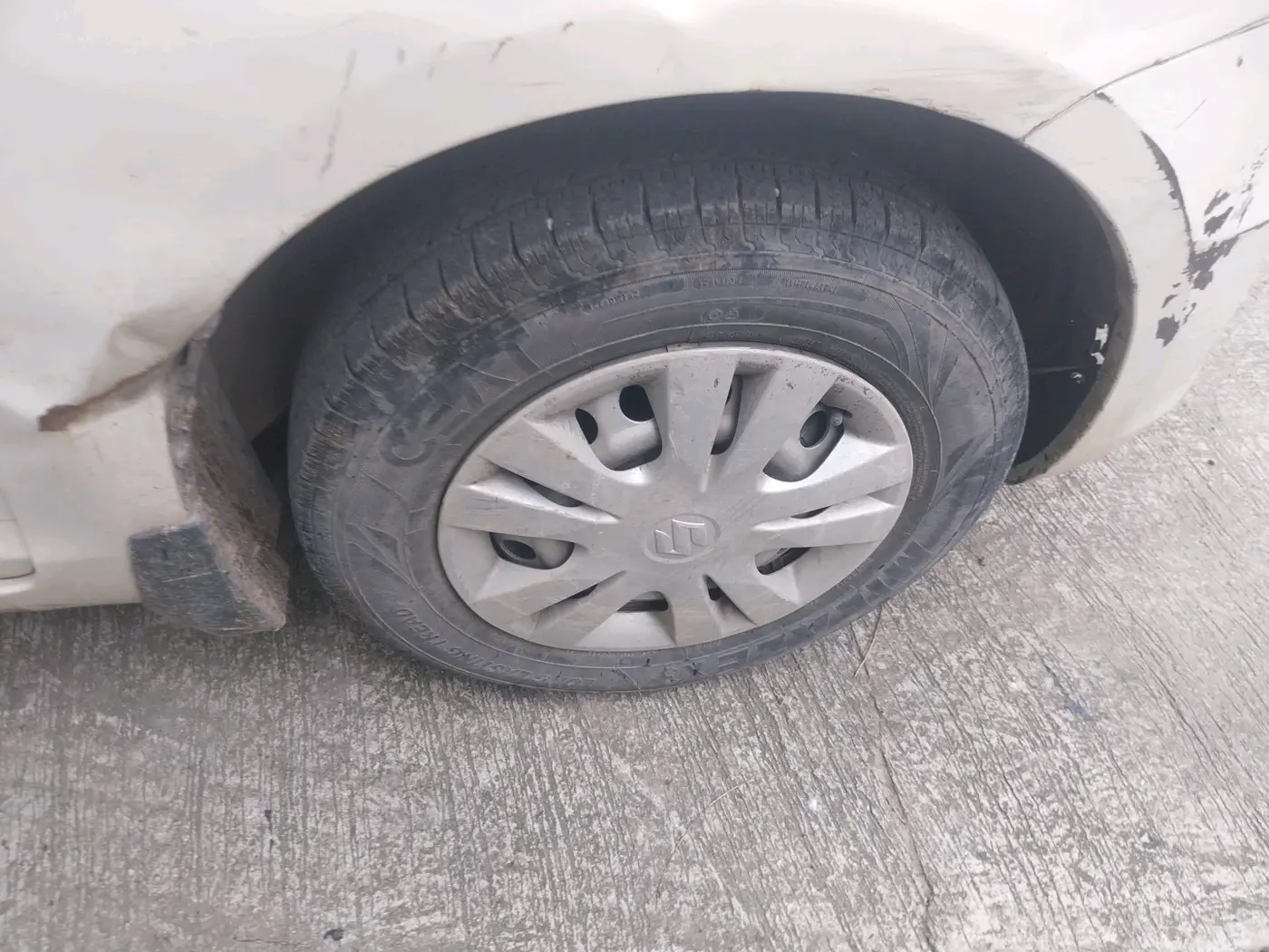 2017 Maruti Swift LXI (O), CNG, Manual, 1,01,507 km, tyre