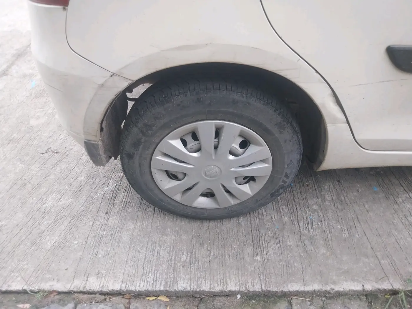 2017 Maruti Swift LXI (O), CNG, Manual, 1,01,507 km, tyre