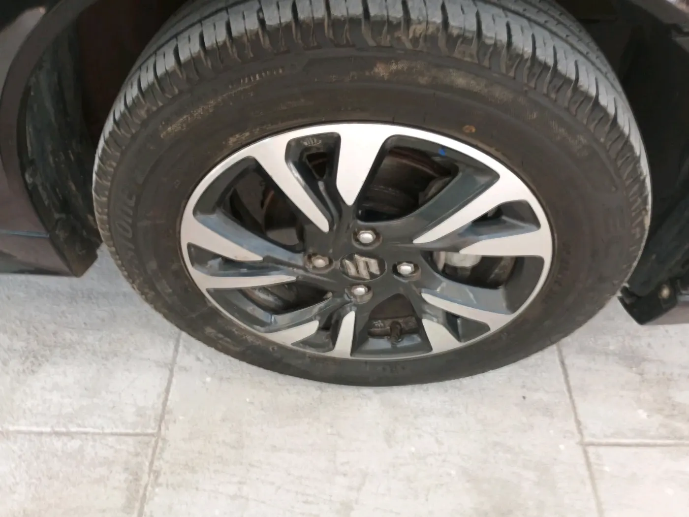 2025 Maruti Swift ZXi Plus Dual Tone AMT, Petrol, Automatic, 29,037 km, tyre
