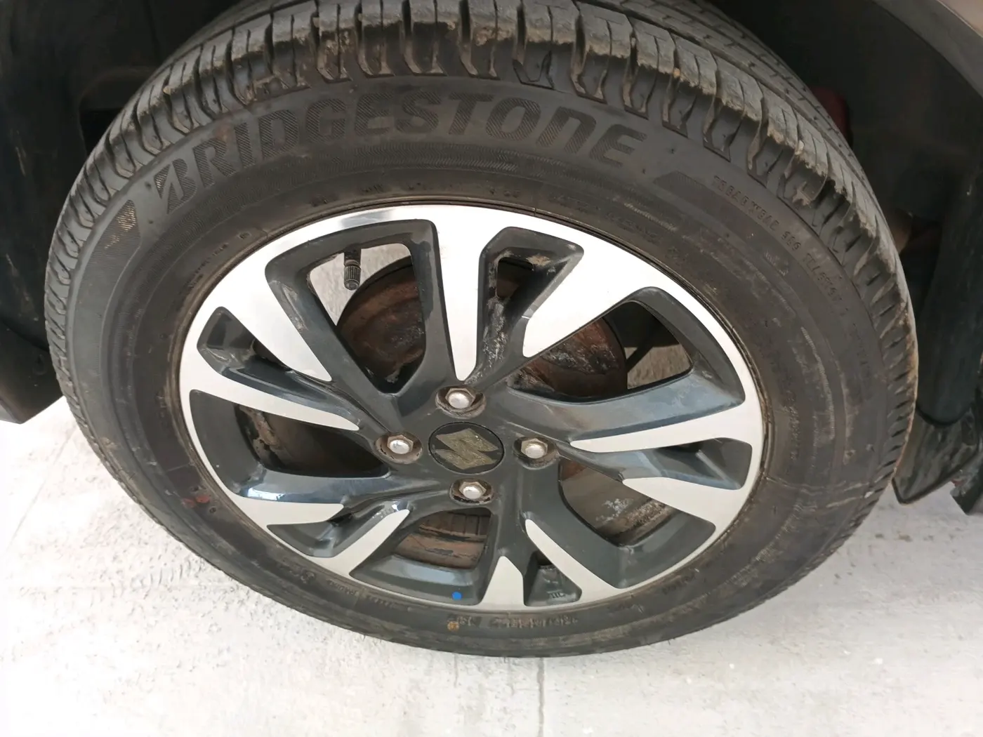2025 Maruti Swift ZXi Plus Dual Tone AMT, Petrol, Automatic, 29,037 km, tyre