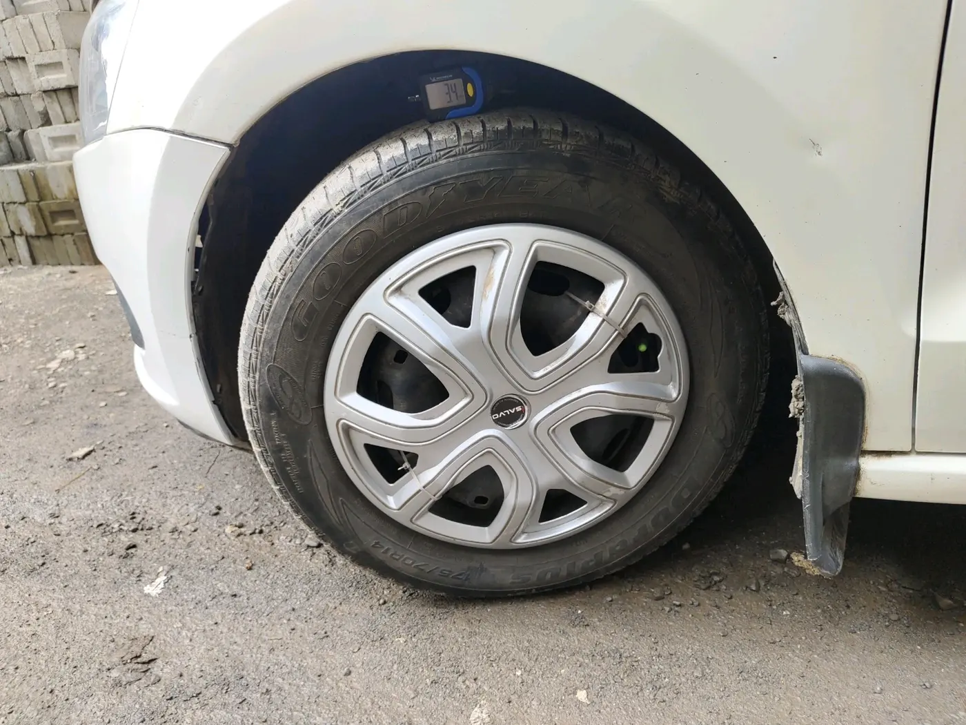 2011 Volkswagen Vento TRENDLINE 1.6, Petrol, Manual, 79,152 km, tyre