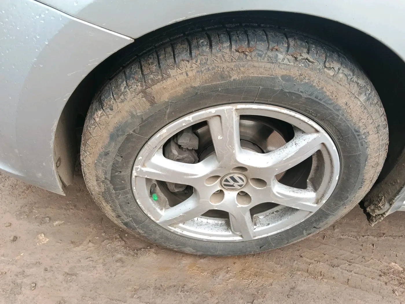 2012 Volkswagen Vento HIGHLINE DIESEL 1.6, Diesel, Manual, 1,66,079 km, tyre