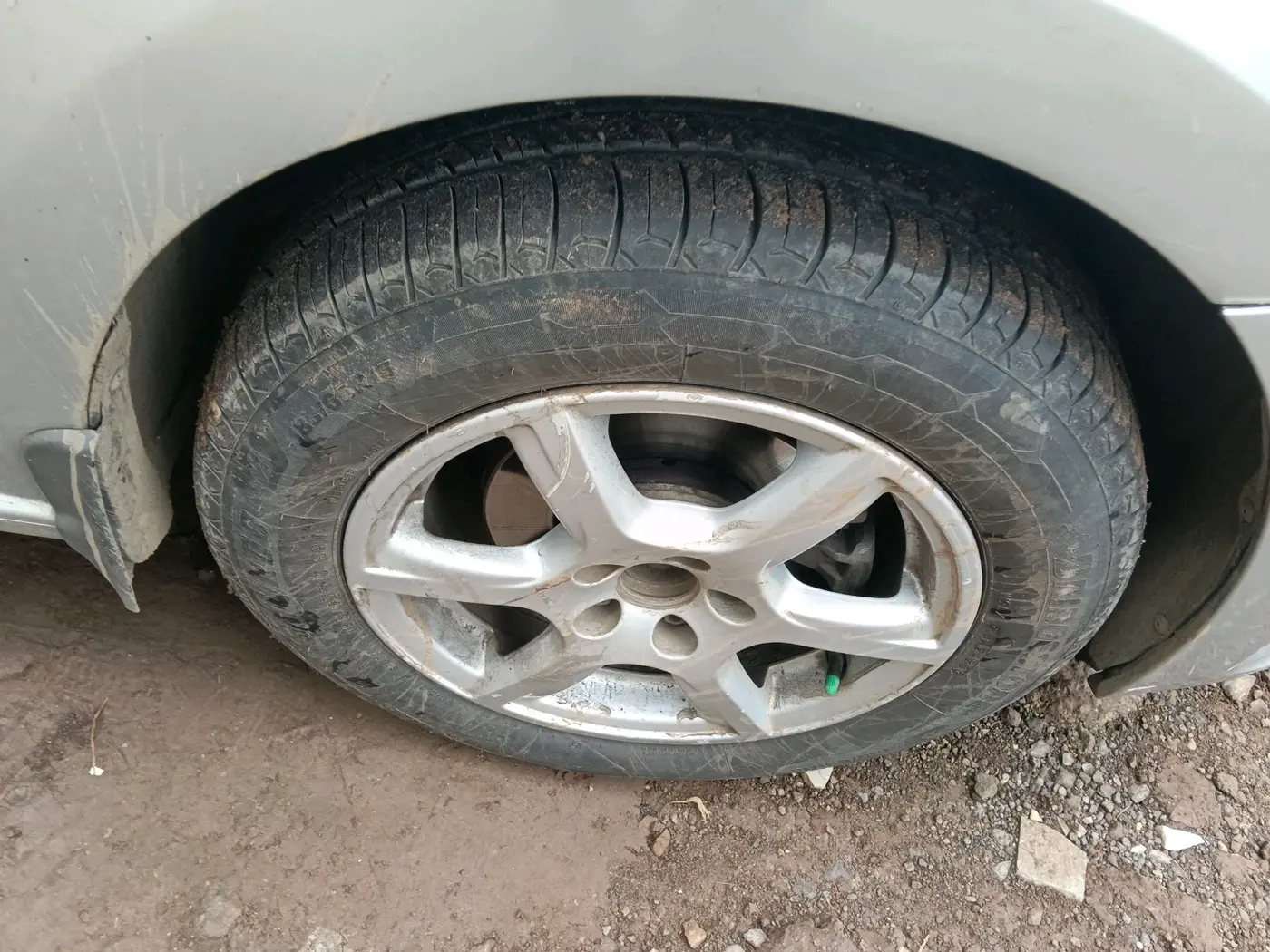 2012 Volkswagen Vento HIGHLINE DIESEL 1.6, Diesel, Manual, 1,66,079 km, tyre
