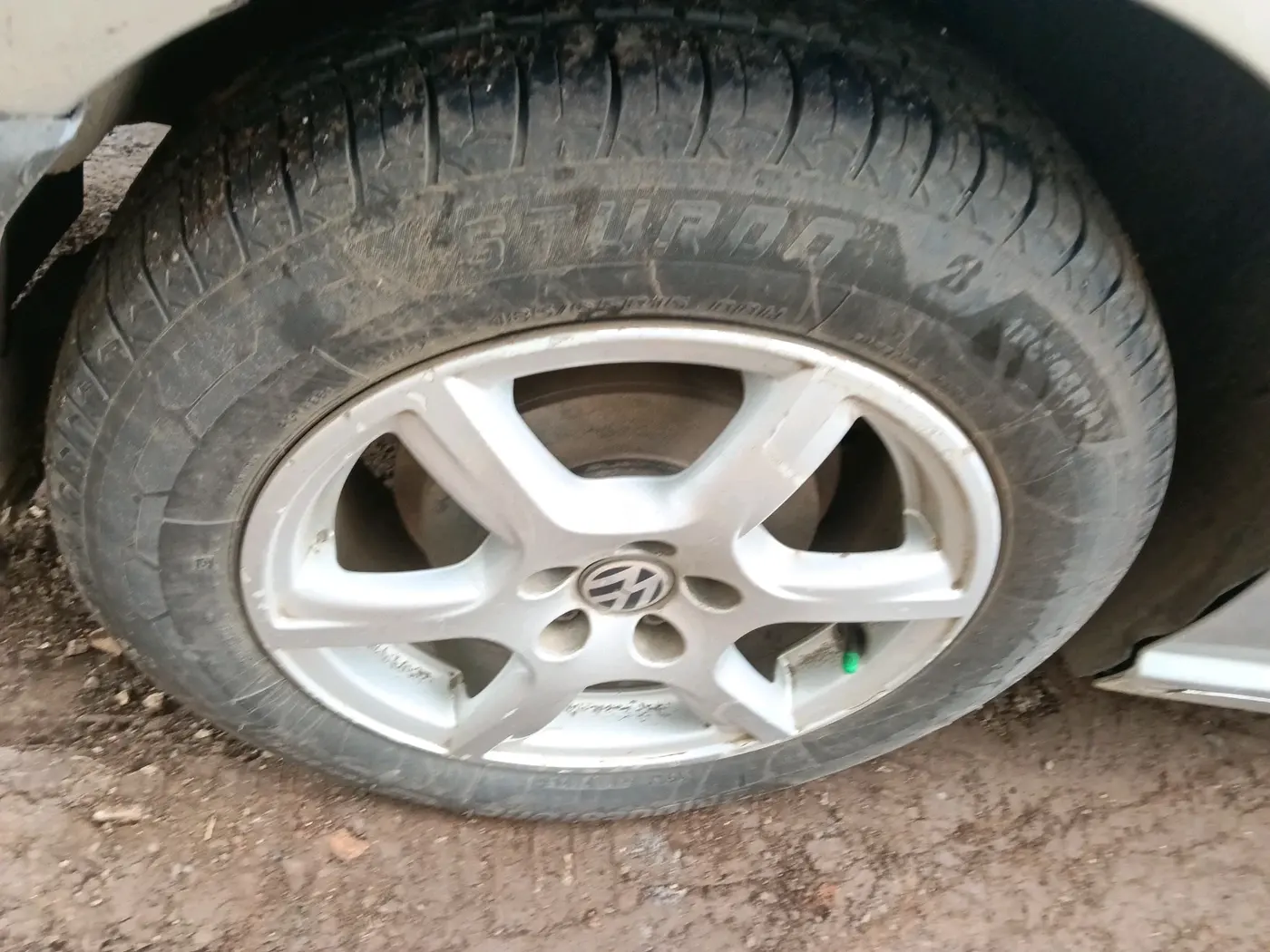 2012 Volkswagen Vento HIGHLINE DIESEL 1.6, Diesel, Manual, 1,66,079 km, tyre