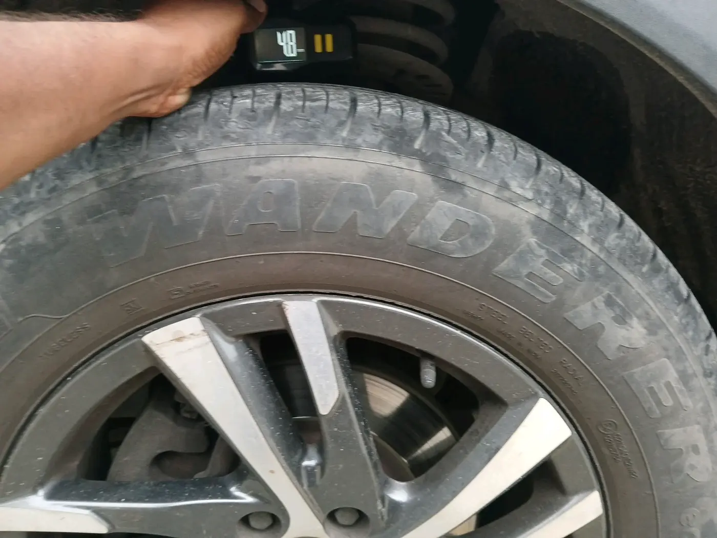 2022 Mahindra XUV700 AX 5 P MT 7 STR, Petrol, Manual, 33,290 km, tyre